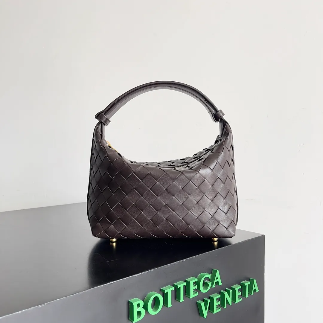 Batch 1360 It is predicted that BV Bottega’s lunch bag will be popular again this year. The entire bag is made of top nappa lambskin, which is very soft and lightweight. It also uses the intrecciato weaving process that the two founders spent several months developing from the beginning of the brand. It is completely hand-woven by Italian craftsmen. It perfectly reflects the craftsmanship of Bottega. The entire bag shape is also a very practical and popular lunch box bag type. The slightly curved arc of the bag mouth can also better fit our wrists. Style number: 754443 Size: 22*13*9